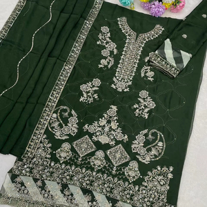 Conjunto de traje Plazzo y dupatta de seda crepé francesa con bordado elaborado de excelente calidad. - Product Image 3