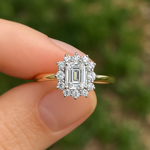 Anillo de Compromiso con Halo de Diamantes Cultivados en Laboratorio con Corte Esmeralda para Mujer en Oro Sólido de 14K, Anillo de Diamantes con Certificado IGI, Proveedor Directo al por Mayor - Product Image 1