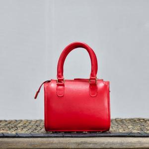 Bolso de mano de cuero de lujo con panel de piel de vaca y detalles de borlas en color negro y marrón, diseño floral en relieve. - Product Image 3