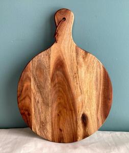 Planche à découper en bois d'acacia, design rond avec anneaux de bois, épaisse, durable, sûre pour les couteaux, idéale pour couper, servir et décorer une cuisine rustique - Product Image 4