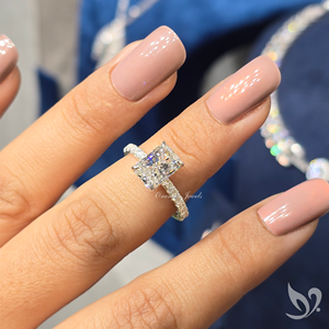 Anillo con Halo Oculto de Diamante Cultivado en Laboratorio con Corte Radiante de 2CT, Certificado por IGI |   Anillo de Oro Sólido de 10k con Acentos Solitarios - Product Image 3