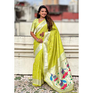 ผ้าไหมพิธานีลายดอกบัวและนกยูงสีเขียวประดับด้วยดิ้นทอง ผลิตโดย Elite Weaves ผู้ผลิตเสื้อผ้าอินเดียและปากีสถาน - Product Image 6