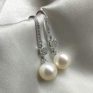 Boucles d'oreilles en argent S925 de haute qualité, perles rondes d'eau douce lisses de 9 à 10 mm avec zircone cubique dense, crochet d'oreille généreux - Product Image 1