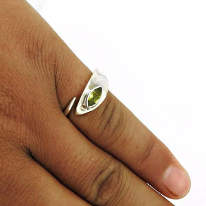 Anillo Bohemio Hecho a Mano Estilo Hip Hop con Gema de Peridoto Corte Marquesa, Elaborado en Plata de Ley 925 - Product Image 2