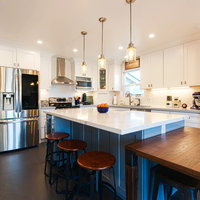 Meubles de cuisine modernes CBMmart avec îlot central, comptoir en quartz et design de rangement