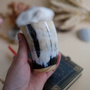 Auténtica Jarra Vikinga para Beber, Hecha a Mano con Cuerno de Búfalo Negro, Estilo Medieval para Bar en Casa y Fiestas - Product Image 1