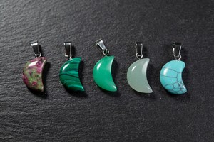 Collar con Colgante de Luna Creciente de Turquesa Natural |   Amuleto de Luna de Cristal |   Joyería de Piedras Preciosas Hecha a Mano |   Decoración del Hogar Feng Shui | - Product Image 3