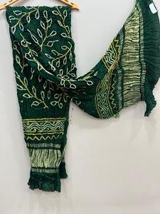 Dupatta de Seda Arrugada Color Borgoña con Borde Dorado, Elegante y Tradicional para Bodas, Fiestas y Diwali, para Mujeres Indias y Pakistaníes - Product Image 3