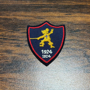 Parche bordado con forma de escudo con hilo de oro y texto 1924 sobre fondo azul oscuro, borde rojo, insignia para coser. - Product Image 2