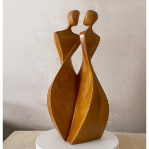 Sculpture artisanale en bois représentant des figures amoureuses, décoration artistique contemporaine pour table, salon, thème mariage - Product Image 1
