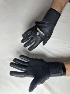 Gants de baseball en cuir noir personnalisés pour l'interieur de terrain, protection UV, imperméables, avec grip intégral sur la paume et sangle de poignet réglable - Product Image 3