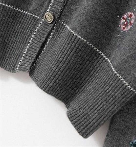 Cardigan respirant à col en V pour homme avec boutons perlés, motif losanges tricoté, pull de luxe pour soirée, tricot de luxe pour l'Europe - Product Image 3