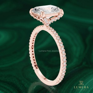 Bague de mariée élégante en diamant de laboratoire taille radiant, sertie de griffes avec halo central brillant dissimulé et micro-pavé - Product Image 4