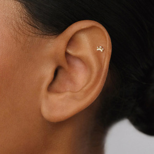 Zisma Piercing Labret à dos plat fileté interne, en or 14K, avec diamant de laboratoire et perle, design Couronne Tiara, fabrication - Product Image 2