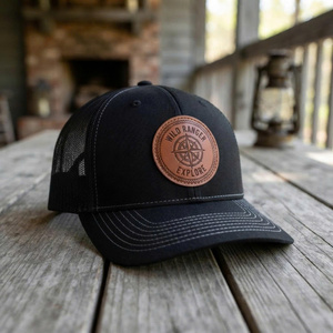 หมวกแก๊ป 6 แผง ทรง Trucker ตาข่ายด้านหลัง โครงสร้างสองสี ปีกโค้ง หมวก Unisex  พร้อมโลโก้หนัง สำหรับใส่ในชีวิตประจำวันและสตรีทแวร์ - Product Image 1
