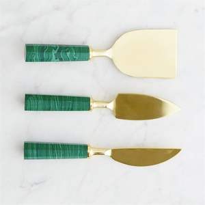 Ensemble de couteaux à fromage en acier inoxydable de qualité supérieure avec manche en bois naturel, conçu pour un service élégant et une présentation professionnelle - Product Image 3