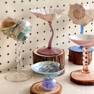 El elegante patrón de una copa de vino con diseño de conchas marinas refleja la luz de manera hermosa, creando un efecto visual brillante. - Product Image 5