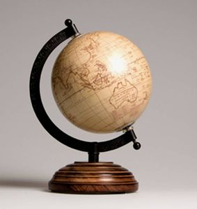 Globo de madera rústico moderno con un diseño de mapa tallado elegante perfecto para espacios de aprendizaje o de vida temáticos de viaje - Product Image 6