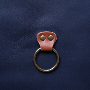 Tablier classique en cuir bleu marine avec bretelles en cuir marron et poche à anneaux, durable pour la cuisine et l'usage quotidien - Product Image 6