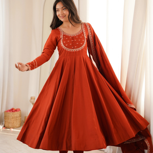 Robe Anarkali en soie romaine brodée de qualité supérieure, coupe fluide, avec pantalon et dupatta, tenue ethnique élégante et festive - Product Image 1
