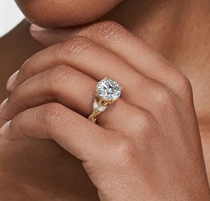 Bague de fiançailles en or jaune avec diamant taille ovale, sertie de griffes et pierres latérales, style classique pour femme - Product Image 2