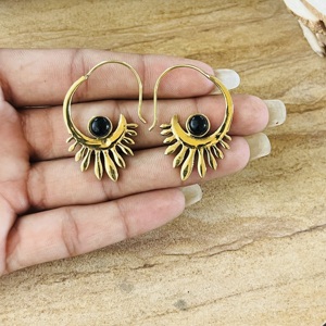 Boucles d'oreilles tendance en laiton très demandées, créoles bohèmes en onyx, bijoux tribaux en laiton pour femmes, plaqué or 18 carats, motif soleil céleste, vente en gros/OEM - Product Image 3