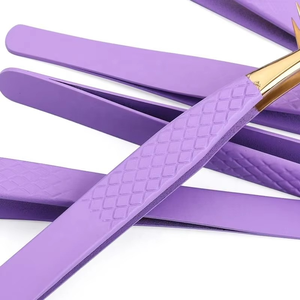 Pinzas Profesionales de Alta Calidad para Pestañas, de Acero Inoxidable, Color Dorado y Negro, con Punta de Fibra, Logotipo Personalizable, Agarre de Diamante - Product Image 3