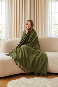 Plaid en coton vert olive avec pompons, motif uni rectangulaire, doux, toutes saisons, pour lit et canapé - Product Image 1