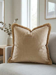 Housse de coussin carrée en velours beige avec bordure à franges, coussin décoratif minimaliste, fermeture enveloppe - Product Image 1