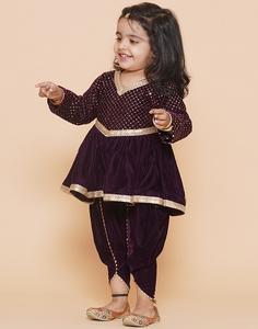 Conjunto dhoti de terciopelo bordado con mangas largas - Vino - Product Image 3