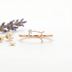Bague Signe Astrologique Gémeaux Tendance – Bijou Fin pour les Créateurs de Mode – Or et Diamants – Pièce Maîtresse – Cadeau pour les Amateurs d'Astrologie - Product Image 3