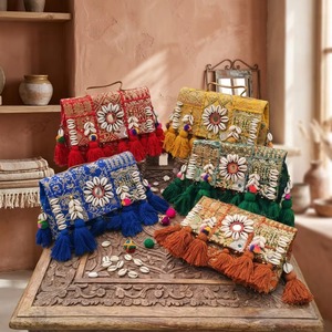 Bolso bandolera estilo boho banjara |   Bolso Artesanal de Patchwork y Conchas de Cauri |   Bolso bandolera hippie bordado |   Festival Étnico Bohemio - Product Image 1