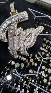 สร้อยคอจี้เพชรโมอิสซาไนต์แบบฮิปฮอป ตัวอักษรโลโก้แบบกำหนดเอง ตัวอักษรแฟนซี เงินแท้ 925 เพชรทรงบาแกตต์ VVS จี้ชื่อสำหรับงานปาร์ตี้ - Product Image 3