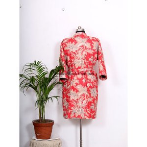 Albornoz de seda indio multicolor surtido, estilo kimono Kantha, ropa de dormir al por mayor, color rojo, vestido largo hecho a mano con patchwork. - Product Image 2