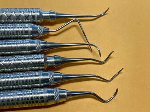 Oferta Especial: Lote de 6 Instrumentos Dentales Ecológicos USA - Raspadores, Preparadores y Scalers Everedge para Higienistas Dentales - Product Image 5