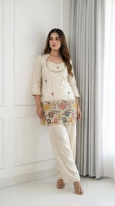 Conjunto de Kurta, Pantalón y Dupatta de Seda Chanderi de Lujo para Mujer, con Bordado de Lentejuelas, Seda Bordada para Ocasiones Festivas - Product Image 3