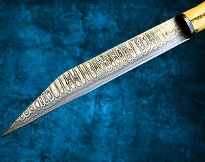 Couteau de chasse artisanal en acier Damas, manche en os, lame fixe, étui en cuir de buffle inclus. Idéal pour la chasse et le camping. - Product Image 3