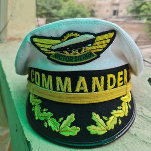 Casquettes à visière blanches de la marque Skipper Yachting, broderie noire à la main, 100% coton, couleur personnalisée, fabriquées au Pakistan - Product Image 1