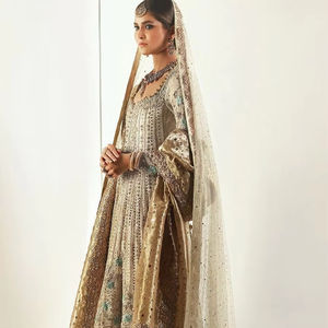 Vestidos de novia Peshwas clásicos hechos a mano en Pakistán, largos hasta el suelo, con cristales, 100% seda, silueta imperio. - Product Image 1