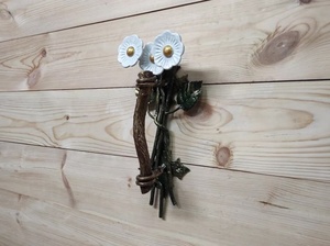 Poignée de portail traditionnelle en fer forgé à la main ; Résistante à la rouille, facile à installer ; Comprend un motif de marguerite blanche avec un centre jaune - Product Image 3