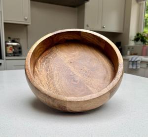 Bol de service rond en teck poli, éco-responsable, fait main, avec base sur piédestal, par Paradise Craft, pour la décoration de table à la maison - Product Image 6