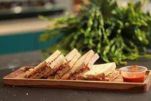 Plateau de service moderne en bois d'acacia pour cuisine et restaurant, plateau alimentaire personnalisé de haute qualité, compatible lave-vaisselle et micro-ondes, finition polie - Product Image 2