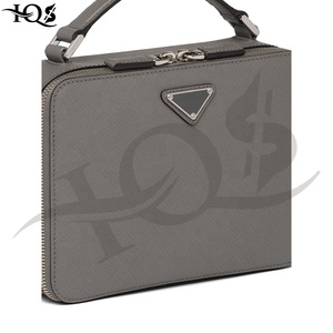 Bolso cruzado de PU gris con asa superior y cierre de cremallera para uso diario - Product Image 4