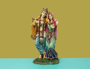 Statue artisanale en résine de Radha Krishna jouant de la flûte, artisanat Nirmala |   Paire d'idoles colorées de dieux hindous indiens pour le temple domestique - Product Image 1