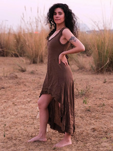 Robe asymétrique marron terreux en chanvre et coton, sans manches, style bohème, avec ourlet brut et superposé vieilli, idéale pour les festivals - Product Image 4