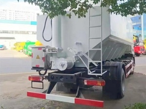 HOWO <span class=keywords><strong>Camion</strong></span> de transport de fourrage en vrac de 15 tonnes <span class=keywords><strong>Camion</strong></span> citerne d'alimentation en stock de 20000 litres Tarière hydraulique Transporteur de grain en vrac automatique - Product Image 6
