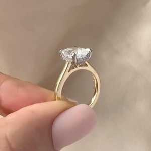 แหวนมอสซาไนต์ทรงคุชชั่น 2 กะรัต ทองคำเหลือง ประดับเพชรเม็ดเดี่ยวแบบมินิมอล ทรงเรเดียนท์คัท (E VVS) - Product Image 2