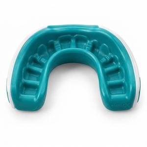 Protector bucal con diseño ergonómico, material flexible y acabado suave que proporciona un uso cómodo durante los deportes. - Product Image 2