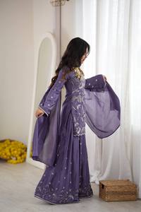 ชุดชาราร่าปักลายสีม่วงแบบยาวถึงพื้น ผ้าไหมเครป ซัลวาร์ คามีซ พร้อมคุณสมบัติป้องกันรอยยับ สำหรับงานแต่งงานและงานเลี้ยงสำหรับผู้หญิง - Product Image 5