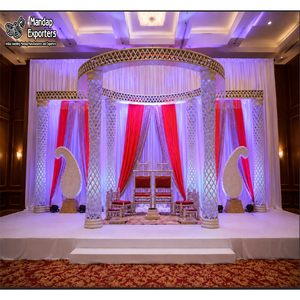 Elegante Mandap de Fibra con Cortinas Rojas y Blancas, Gracioso Mandap de Cristal para Bodas Jain - Product Image 1
